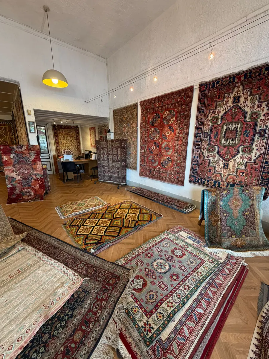 Kilim afghan et Kazak au sol