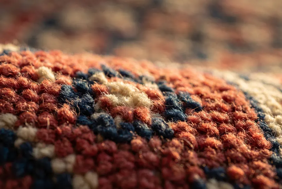Comment reconnaître un tapis ancien noué main (et ne pas confondre avec un tapis mécanique)