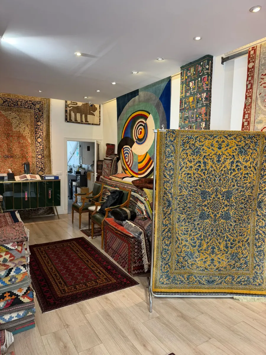 Tapis de soie Qom sur son présentoir